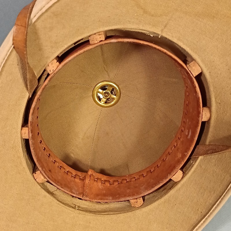 CASQUE COLONIAL EN TOILE BEIGE ET LIEGE FABRICATION REGLEMENTAIRE MILITAIRE 1930-1950 TROUPES COLONIALE LEGION ETRANGERE